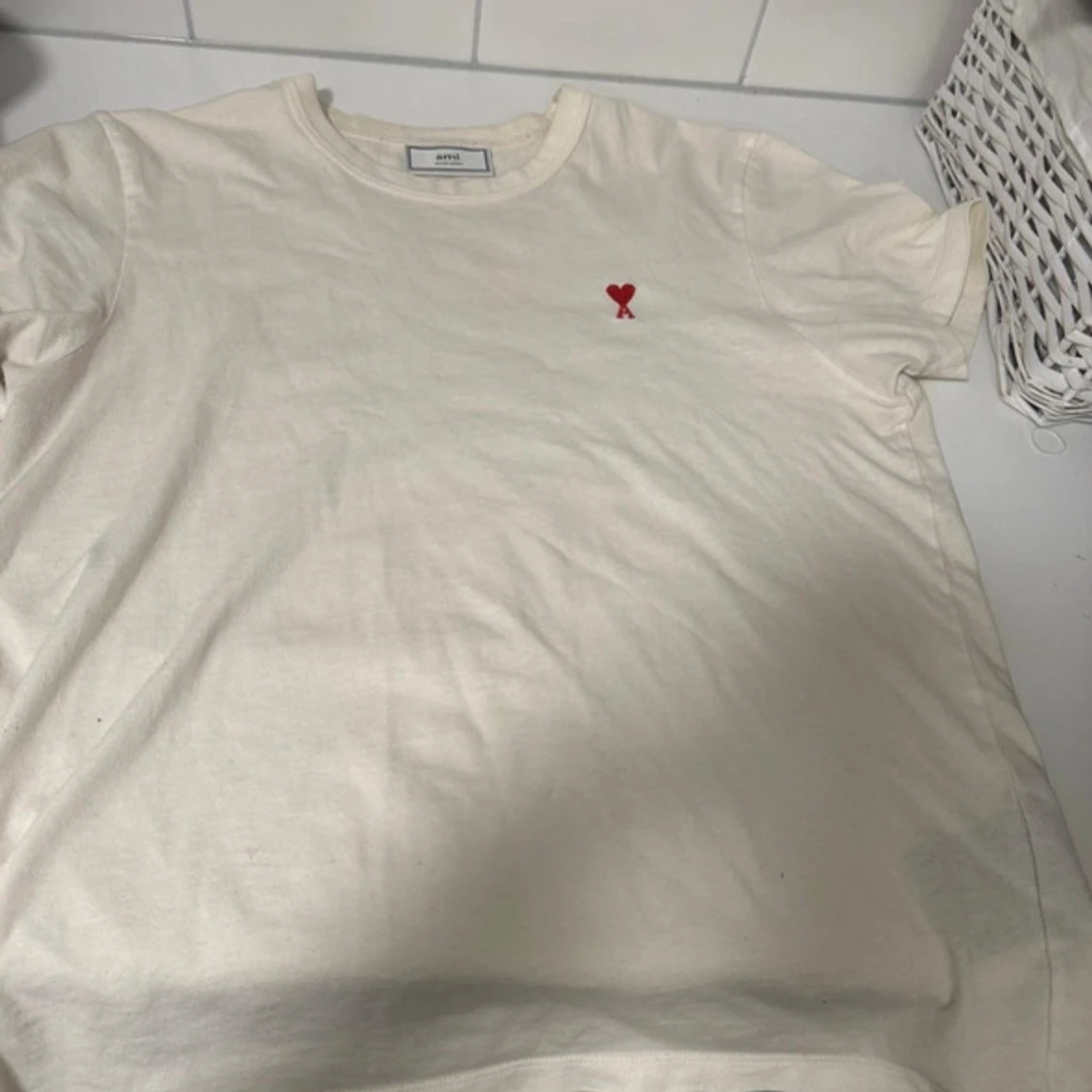 Vit t-shirt från Ami med rött hjärta - 1