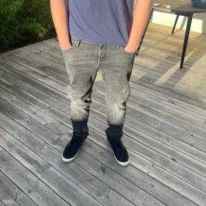 Svarta jeans från Jack & Jones - Stilrena jeans från Jack & Jones helt utan defekter. Sitter bra och bekvämt, storleken är W32 L32. Modellen är 174 o bär vanligtvis W32 L32