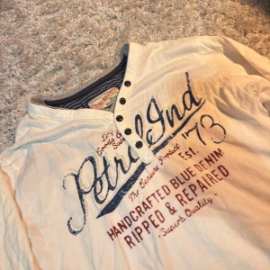 Petrol Industries Longsleeve⛽️ - Säljer en skitsnygg och skön longsleeve från Petrol Industries i storlek S. Tröjan är i bra skick och har inga defekter! Vid funderingar så är det bara att höra av sig!