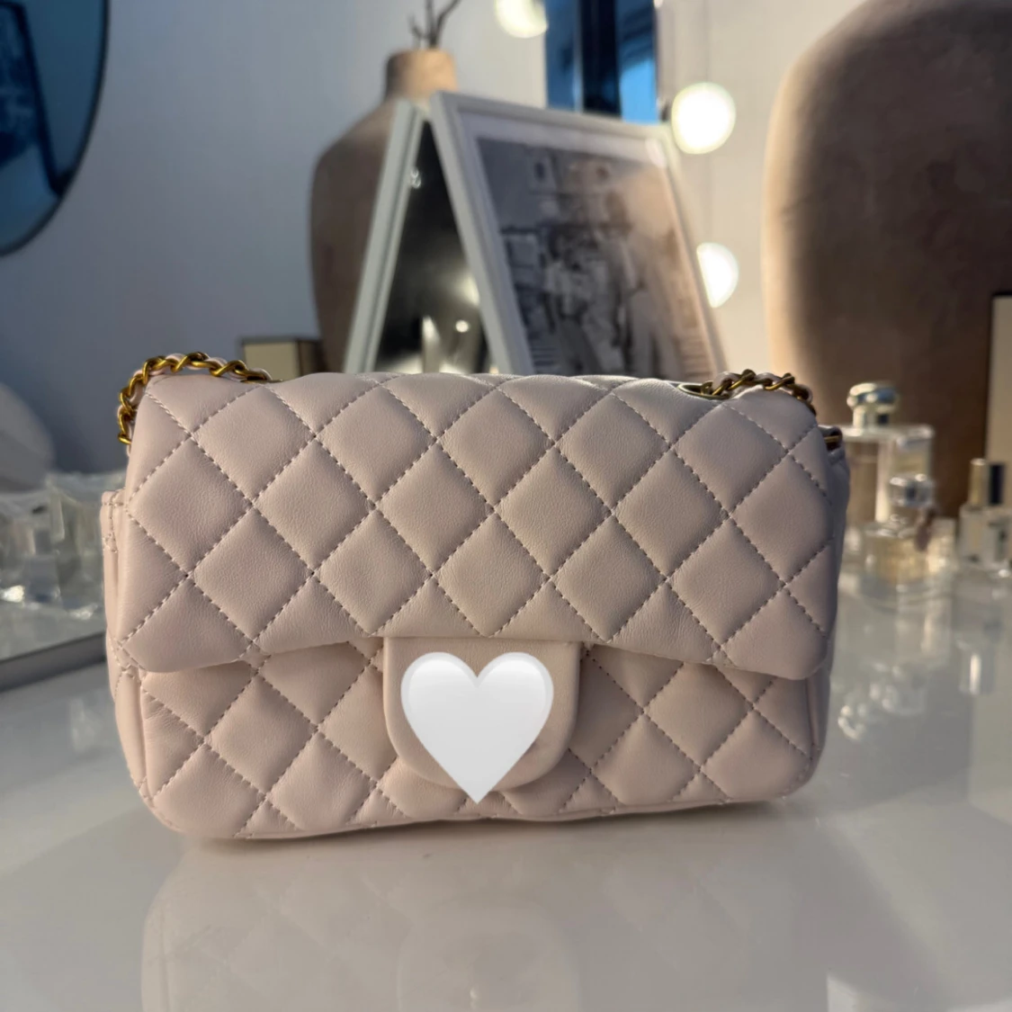 Ljusbeige quiltad axelväska med kedja