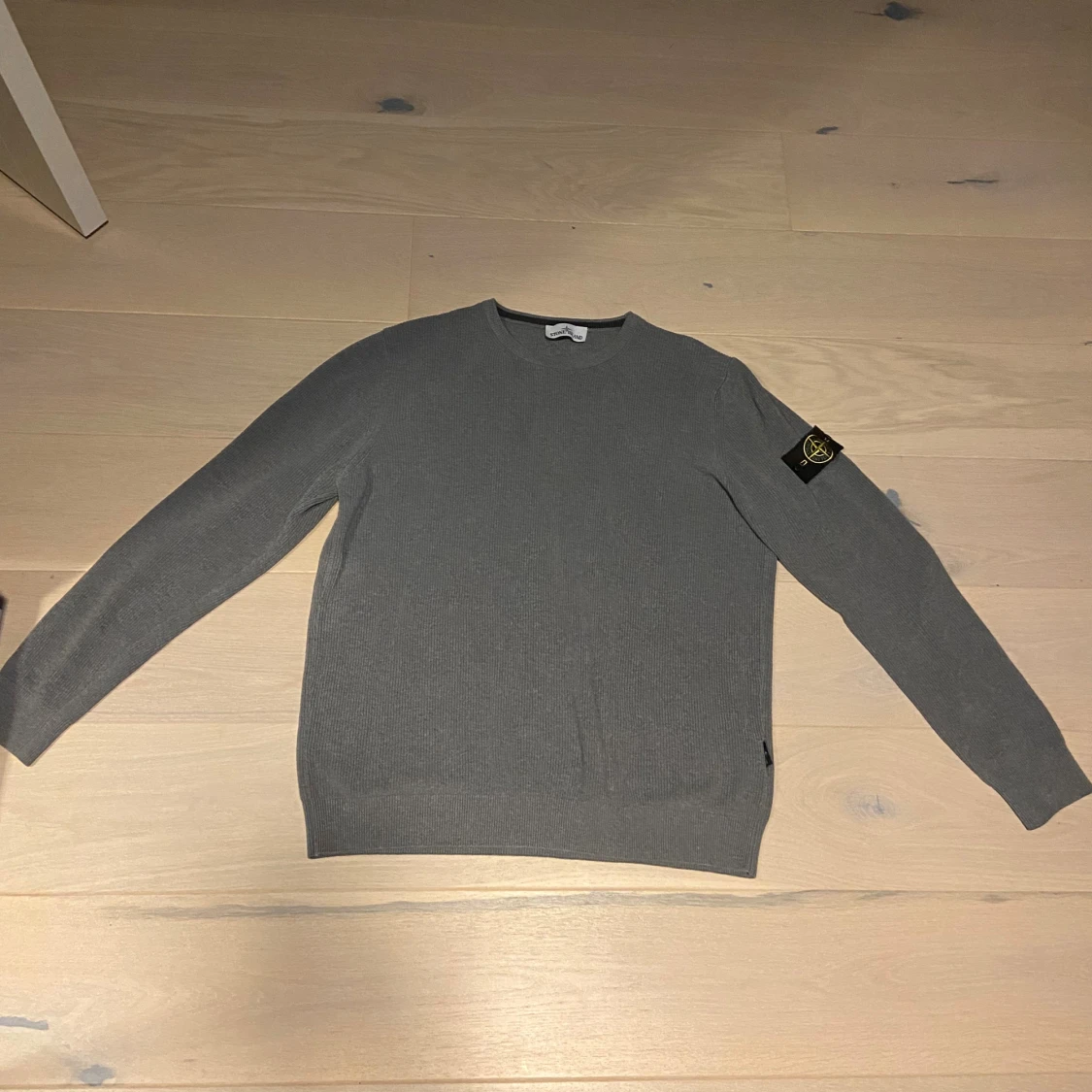 Grå stickad Stone Island tröja