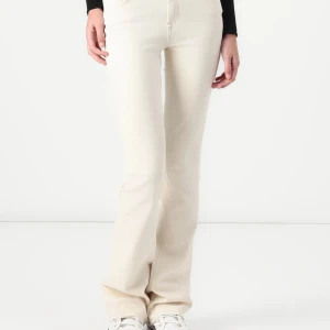 Bootcut jeans i ljus beige från Only - Snygga bootcut jeans från Only i en ljus beige ton. Modellen har klassisk femficksdesign, hög midja och raka ben som blir vidare nedtill. Jeansen är tillverkade i mjukt bomullsmaterial med lite stretch för extra komfort. Perfekt för dig som gillar retrovibbar och stilren look. Nypris 549☺️mitt pris kan diskuteras vid snabb affär!