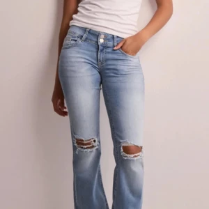 Ljusblå jeans med hål - Ljusblå low waist jeans med hål på knäna. Aldrig använda så väldigt bra skick, pris kan diskuteras🤎Nypris 700kr