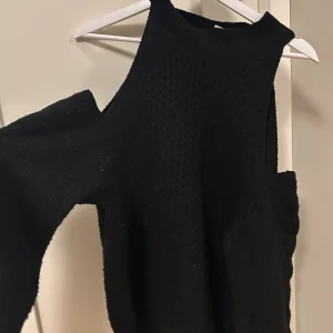Stickad tröja utan axlar - Svart stickad tröja från Y.A.S utan axlar. 