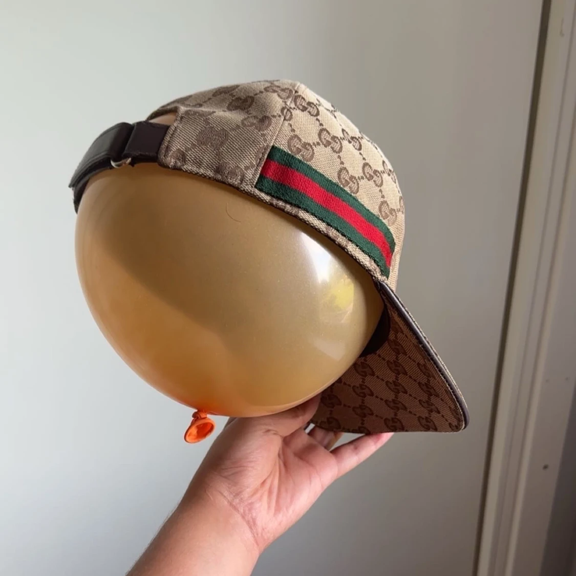 Gucci keps med GG-mönster och läderdetalj