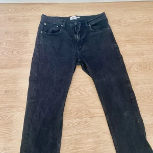 Svarta jeans Classic - Svarta jeans med klassisk femficksdesign och dragkedjegylf. Jeansen har en rak passform och är tillverkade i ett slitstarkt bomullstyg. Perfekta för dig som gillar en enkel och stilren look.