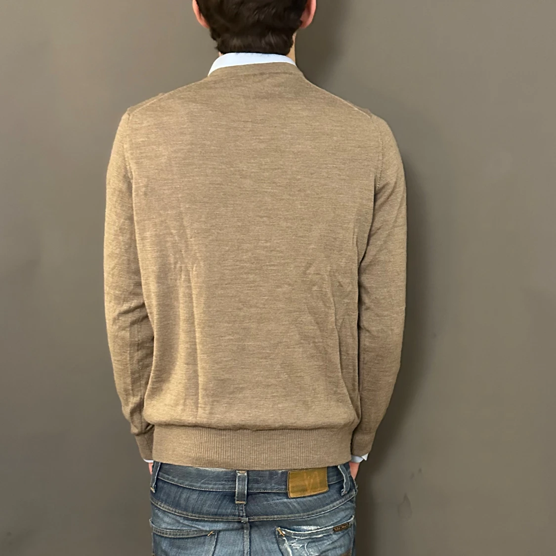 Beige v-ringad stickad tröja - 1