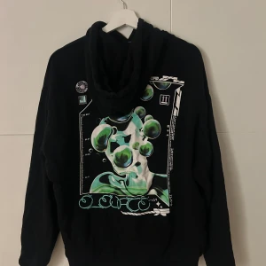 Svart Hoodie asos - Säljer en svart hoodie med design på ryggen