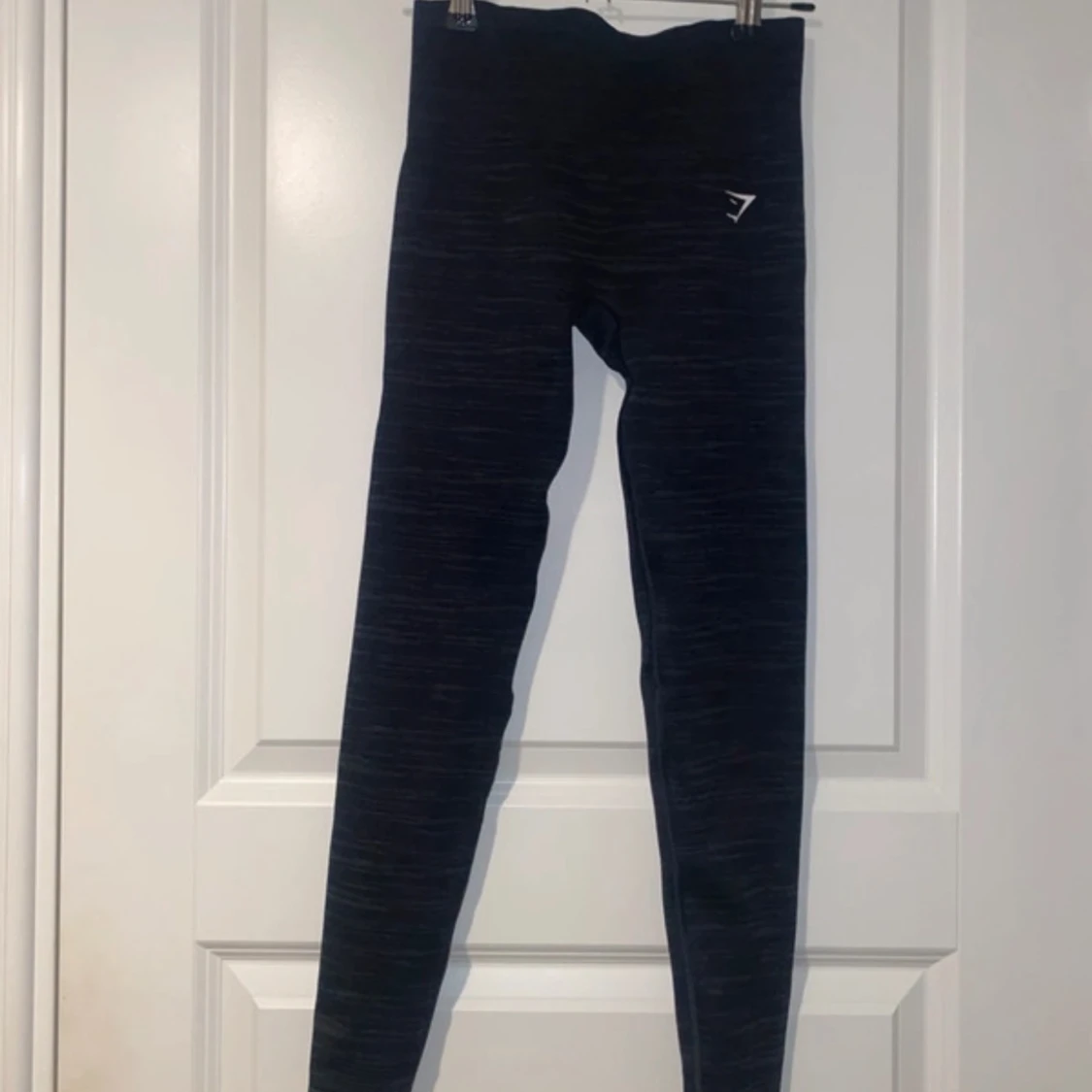 Svart croppad träningstopp från Gymshark - 4