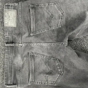 Replay jeans  - Svarta jeans från Replay, modell Willbi med regular slim fit. Klassisk femficksdesign, snygga detaljer på bakfickan och Replaylogga. Dom är 30/32 och sparsamt använda, FRI FRAKT DENNA VECKAN