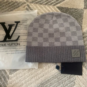 L och V mössa skit fin  - Super fin helt ny aldrig använt kom för mer info