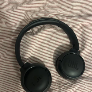 JBL Tune 500BT - Snygga svarta JBL Tune 500BT trådlösa over-ear hörlurar. Bra ljudkvalitet och bekväm passform. Hörlurarna ser ut att vara i gott skick utan synliga repor eller skador. Perfekt för musik, samtal och vardagsbruk. Ingen laddare med men ni laddar den med ert egna Samsung laddare.