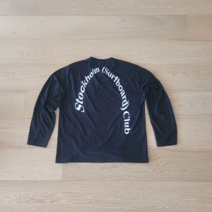Stockholm Surfboard Club t-shirt - Extremt fet SSC långärmad t-shirt! Inga tecken på användning, nypris 1900!