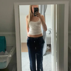 juicy byxor - jätte sköna byxor ifrån juicy couture!!  använda få gånger. OBS ena knappen är av som ni ser på sista bilden ❤️❤️hör av er för mått eller fler bilder! köpta för 1300. är 163 ungefär så ni ser hur de sitter på mig