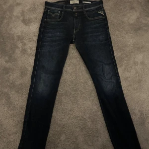 Replay anbass jeans - Säljer nu ett par riktigt feta replay anbass jeans. Storlek W32, L32. Skick 9,5/10. Om du har några funderingar så är det bara att fråga på! ⭐️