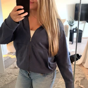 Mörkblå zip hoodie med fickor - Mysig mörkblå hoodie från lager 157. Använt några gånger men fortfarande bra skick.