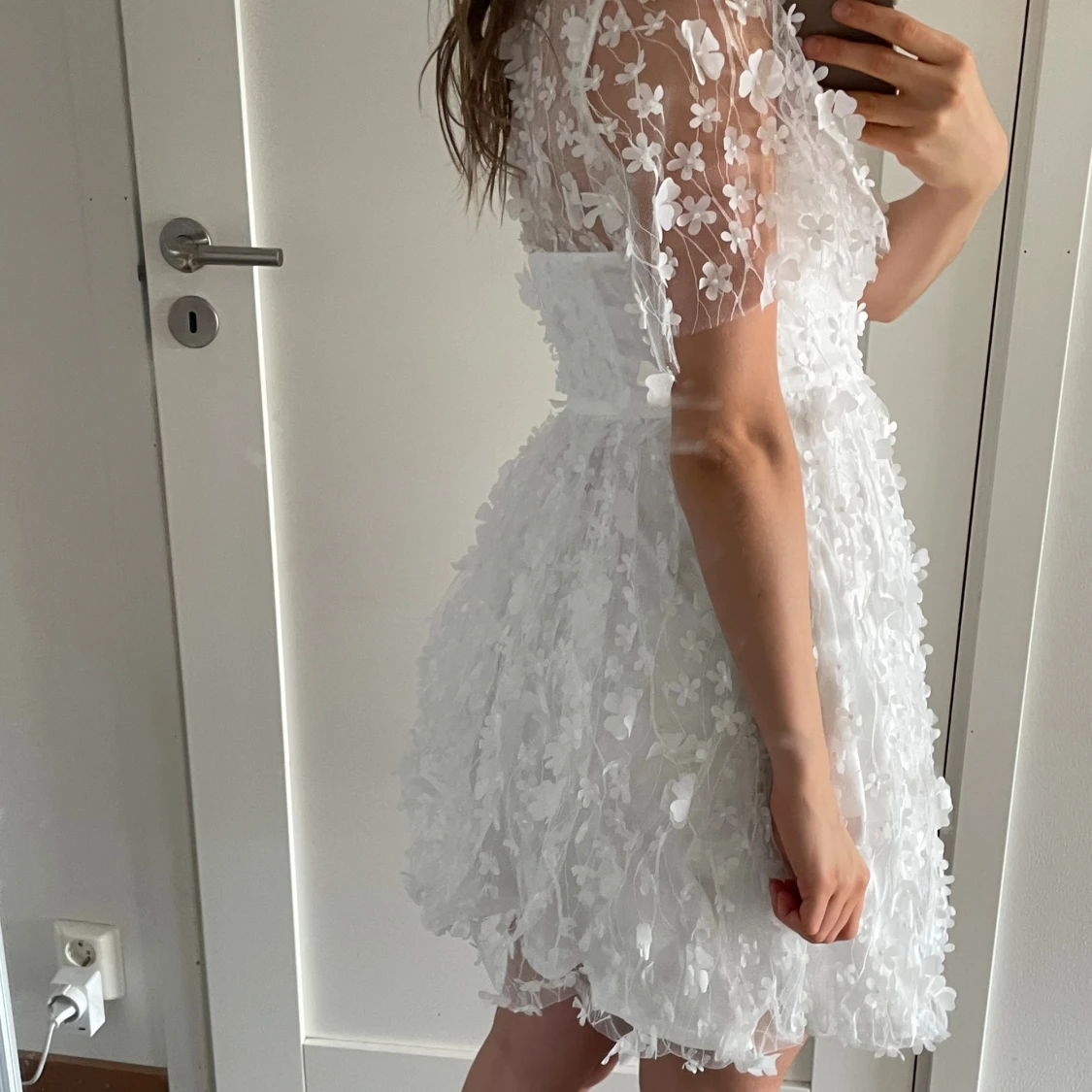 Vit blommig kortklänning med spets - 2