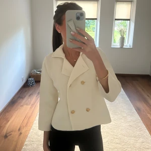 Zara kofta - Klassisk kofta med guldiga knappar, går att knäppa på olika sätt. Trekvartsarmar. Jätte fint skick!🥰