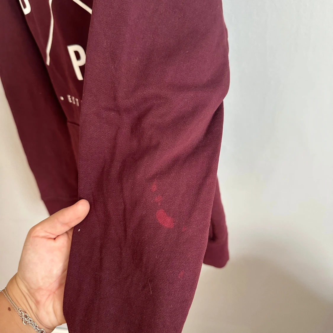 Vinröd hoodie från Dope med tryck - 2