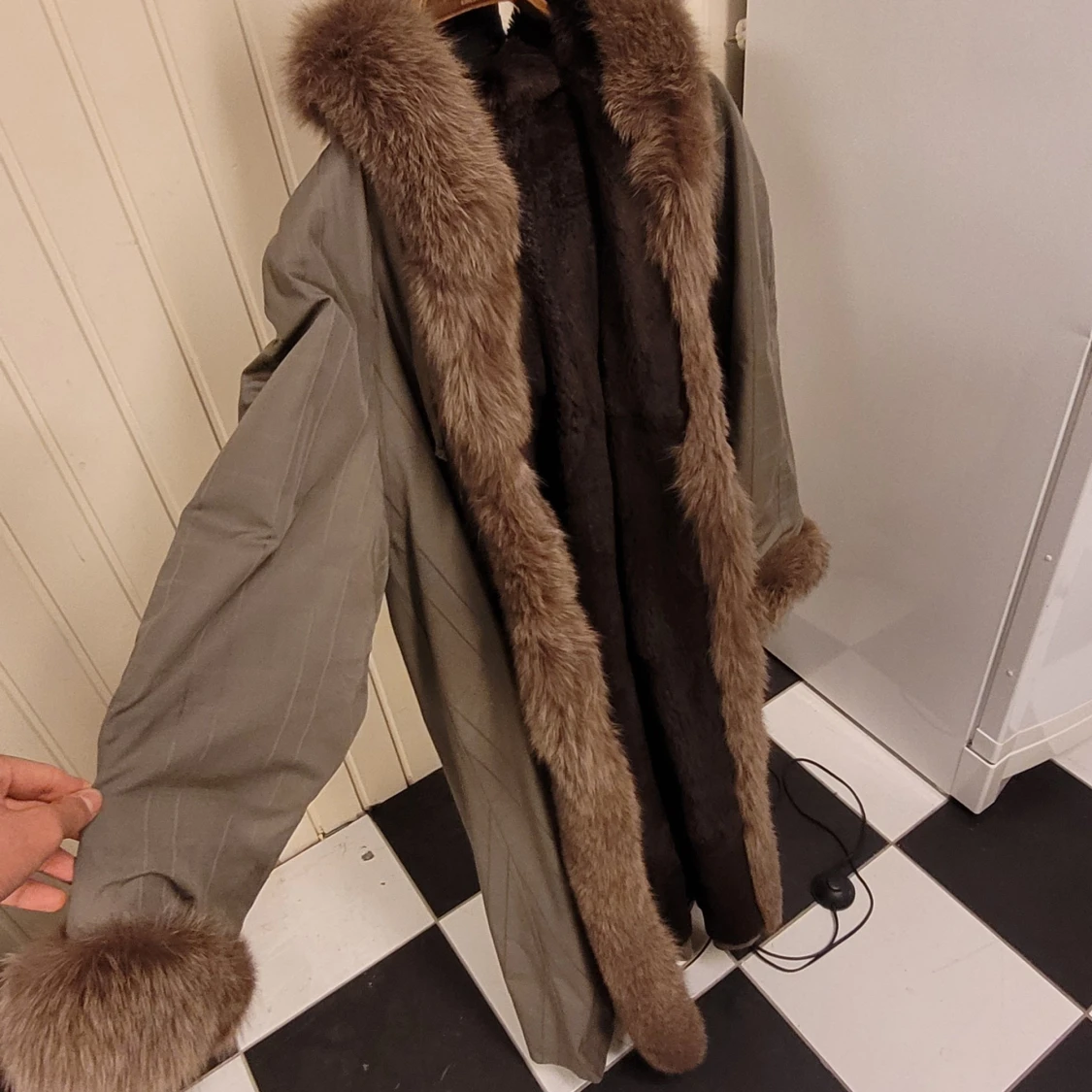 Lång pälsjacka med bruna detaljer - 1