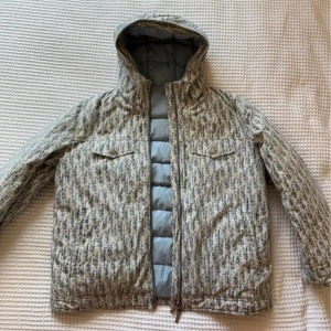 CD monogram jacket  - En pufferjacka från CD med beige och blått monogrammönster. Den är köpt av mig i London och skicket är inget annat än utmärkt. Om du har frågor eller prisförslag får du gärna höra av dig! Av en ospecificerad andlening kan jag inte använda det fullständiga namnet och förkortningen(CD) används istället. Dock betvivlar jag inte äktheten då jackan känns mycket gedigen samt att samtliga detaljer stämmer. Dessvärre, kan jag med mina kunskaper inte bekräfta det, trots att jag presumerar dess äkthet.