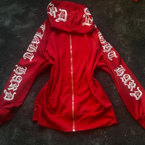 Röd hoodie med tryck och dragkedja - Röd oversized tröja med luva som inte är så använd