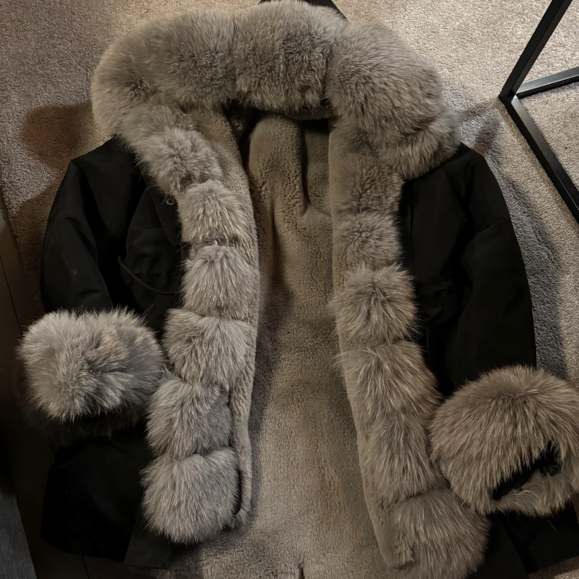 Svart pälsjacka med fluffig grå päls