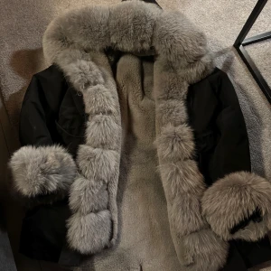 Svart pälsjacka med fluffig grå päls - Äkta päls o perfekt för vintern. Så skön o varm. Jackan är från butikgaroff ( som inte finns kvar) fint skick! Köpt för 6000 kr
