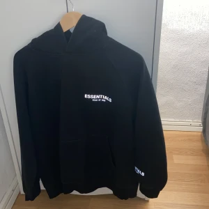 Svart Essentials Fear of God hoodie - Svart hoodie från Essentials Fear of God. storlek M men passar bättre på S