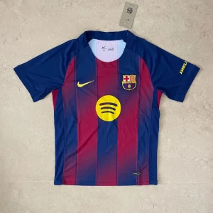 Barcalona 25/26 - Säljer denna snygga Barcalona tröjan för 249kr! Skriv till om ni är intresserade av tröjan!