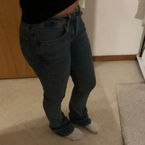 Blå raka jeans från Zara  - Bra skick lågmidjade 