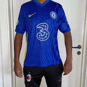 Chelsea Lukaku 9 strl S - Helt ny. Fin replika med grym kvalitét. Modellen är 175cm väger 67 kg, Bär storlek S. Pris: 300kr. Först till kvarn. Skickas direkt inom 24 h