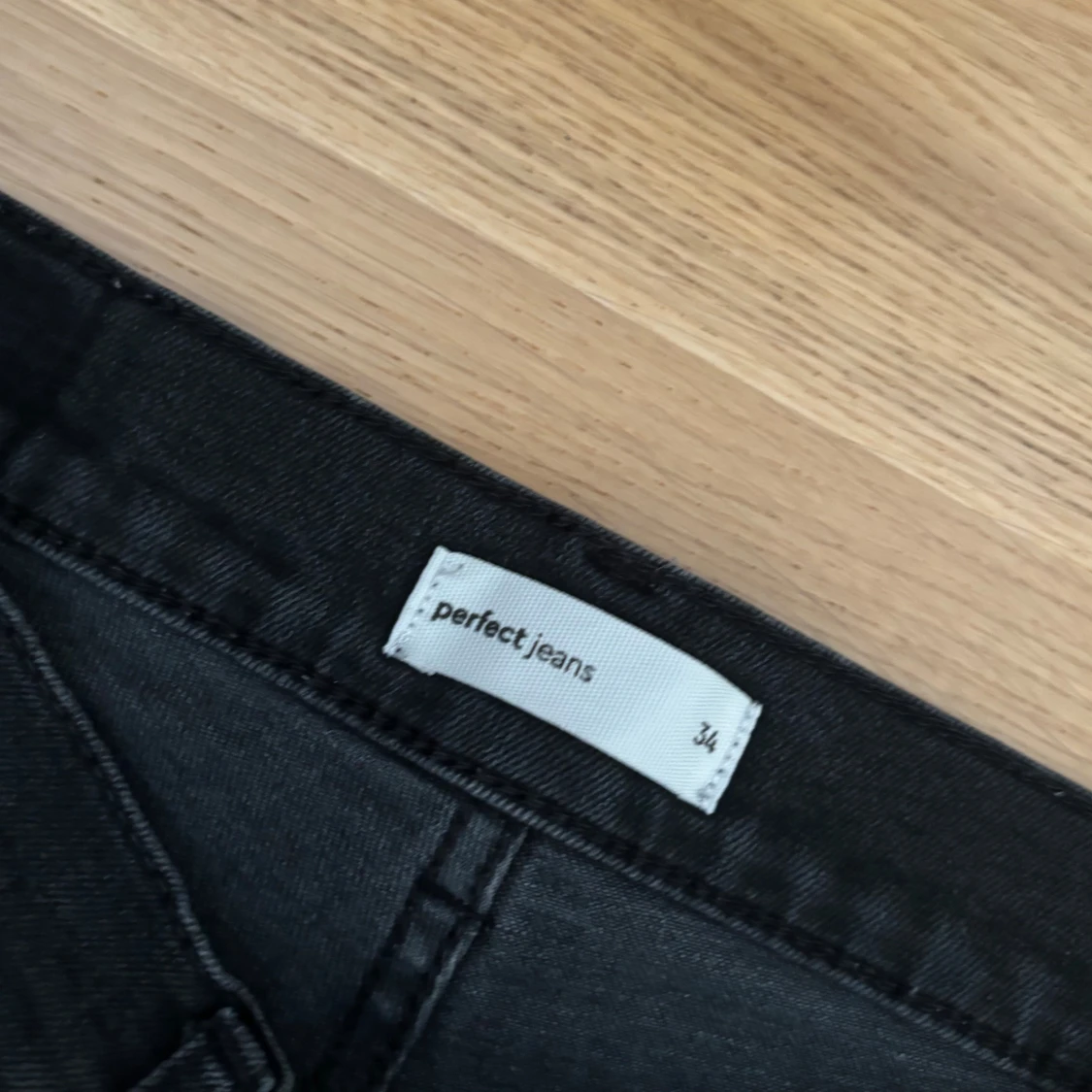 Svarta bootcut jeans från Gina tricot (låg midja)  - 1