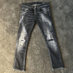 Dondup George - Snygga svarta jeans från Dondup med slitningar och blekta detaljer på benen. Skriv till mig om du har frågor om jeansen.