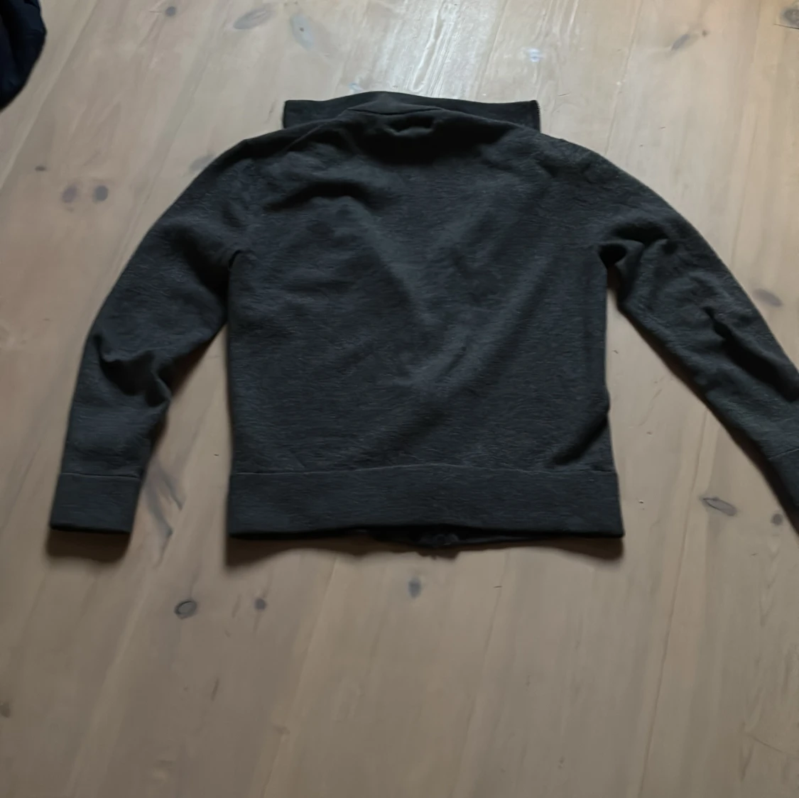 Mörkgrå hoodie från These Glory Days - 2