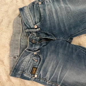 Gstar jeans  - Jättesnygga unika Gstar jeans lågmidjade och typ straight i nyskick. Fri frakt idag!