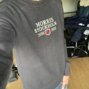 Morris tröja - En svart morris tröja i fint skick. Broderad logga.  Storlek S, true to size. Jag på bild är 180cm lång. Hör av er om ni funderar på något