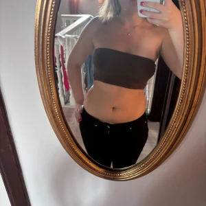 Tubtopp från Gina tricot - Säljer en brun tubtopp från Gina tricot. Perfekt för en varm sommardag, eller matcha med en mysig cardigan! Sitter bra och är bekväm.