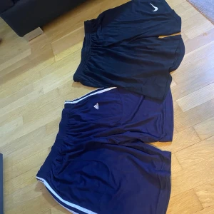 Shorts- ej äkta - Två shorts- storlek XXL. Köpte på semester (ej äkta Adidas och Nike men ser äkta ut). Mycket bra skick.