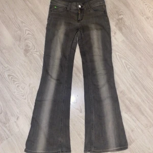 Grå bootcut jeans med slitning - Snygga weekday jeans storlek 28/30💕