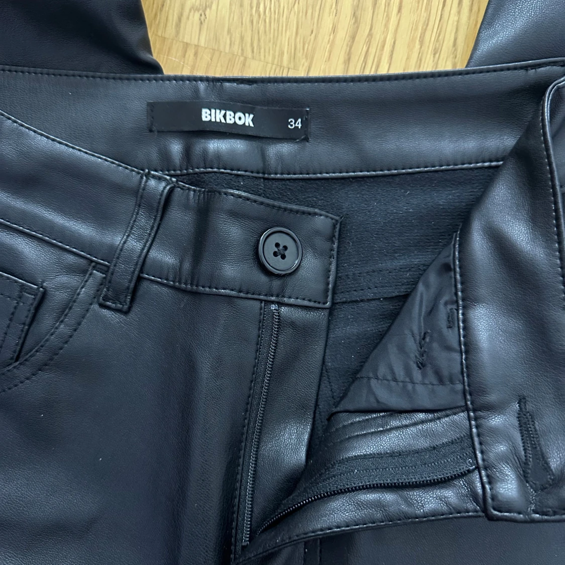 Svarta skinnbyxor från BikBok, stl 34 - 1