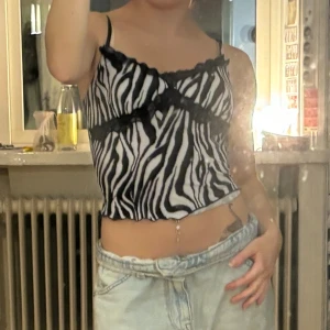 Zebramönstrad croppad linnetopp - Säljer en croppad linnetopp med zebramönster i svart och vitt. Passar xs-s, från shein