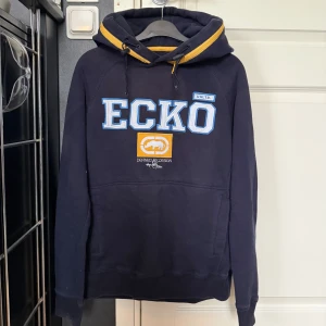 Hoodie  - Riktig snygg unik Hoodie. Den är köpt second hand och säljs pågrund av att den inte kommit till användning. Skriv för mer info😊