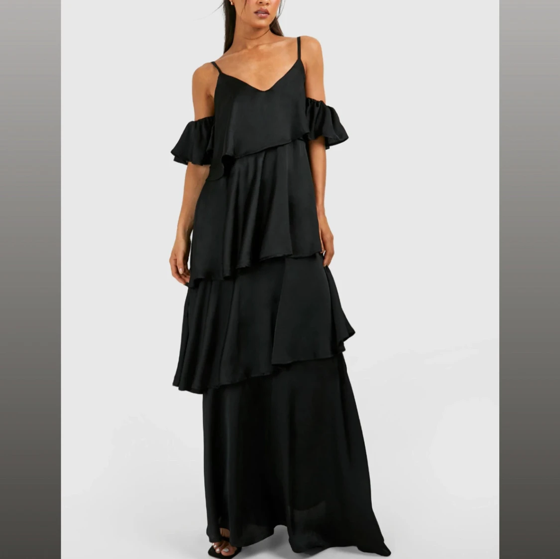 Svart volangklänning  - 1