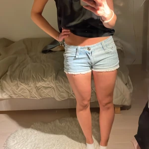 Skitsnygga jeansshorts  - Lågmidjade ljusblå jeansshorts med detaljer på bakfickorna! Jätte bra skick, skriv vid frågor och pris kan diskuteras 💕