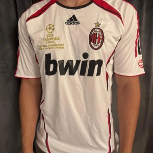 Ac Milan Kaka tröja - Säljer en kaka tröja från Ac Milan. Den är storlek S. Skriv om ni har några frågor! 👍 