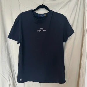 Mörkblå t-shirt Polo Ralph Lauren - Säljer en riktigt snygg blå t-shirt från Ralph Lauren, storlek S, skriv vid frågor 