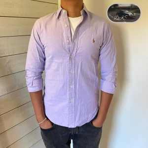 Ralph lauren skjorta - Säljer nu denna trendiga Ralph lauren skjorta i bra skick perfekt till sommaren☀️🌇 | Passform: Slim fit Stretch Oxford, storlek S | Hör av dig vid minsta fundering eller behov av mer bilder👊🏼😊