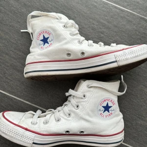 Converse Chuck Taylor All Star - Vita Converse All Star-skor i hög kvalitet. Skorna är i gott skick och har bara använts ett fåtal gånger, knappt alls, vilket gör dem nästan som nya. Perfekt för den som vill ha ett par stilrena skor till ett bra pris! 