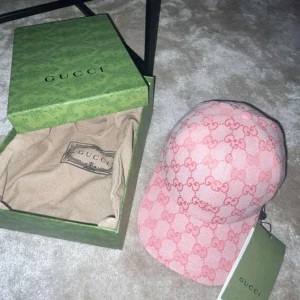 Rosa Gucci keps - Rosa Gucci keps helt ny, har fixat formen med hjälp av en ballong aldrig använt den. Man får även med box och påse på köpet!